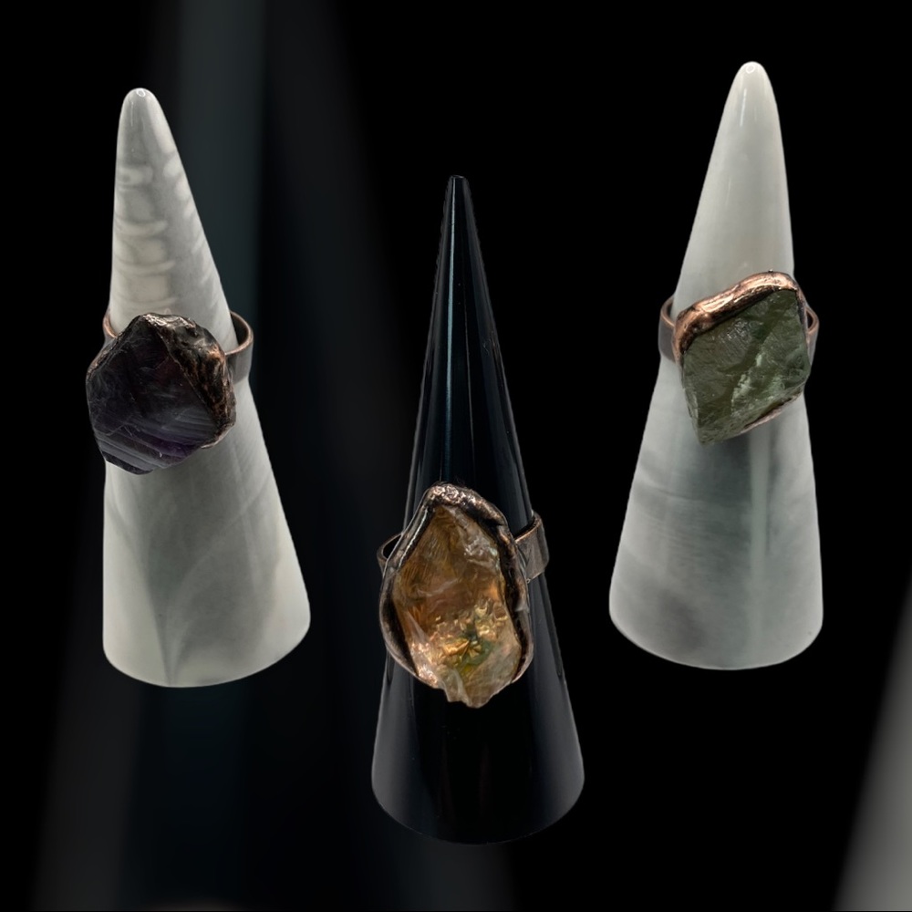 Raw edge green stone ring set in bronze. - Picture 2 of 2